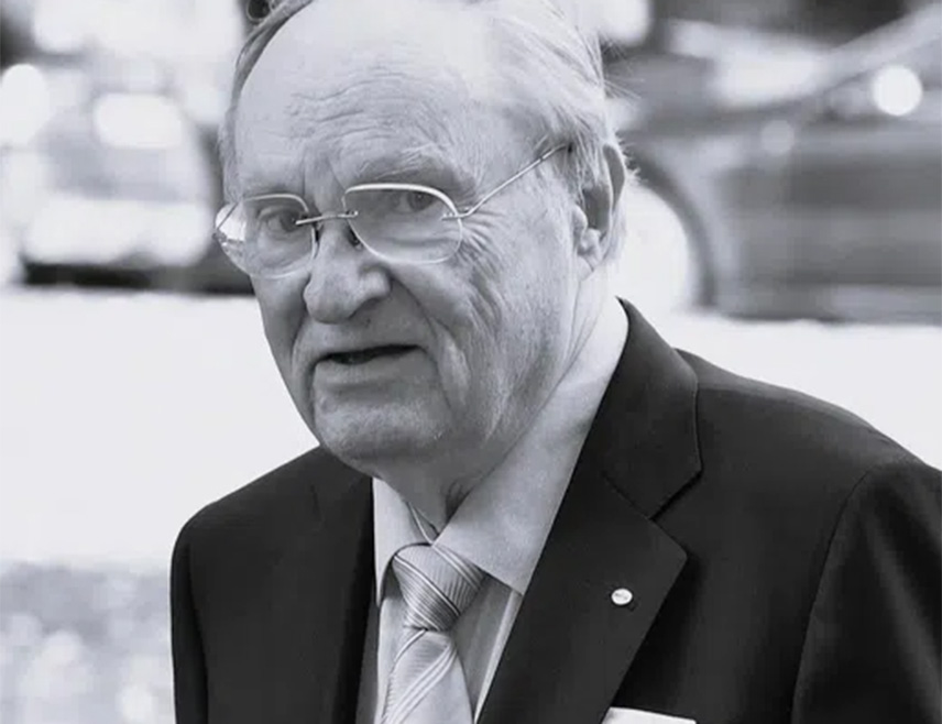 ЖЕНЕВА, 30. НОВЕМБРА /СРНА/ - Лудвиг Минели, шеф швајцарске организације "Дигнитас", која се залаже за право на асистирано самоубиство, добио је помоћ и окончао свој живот, саопштила је организација.