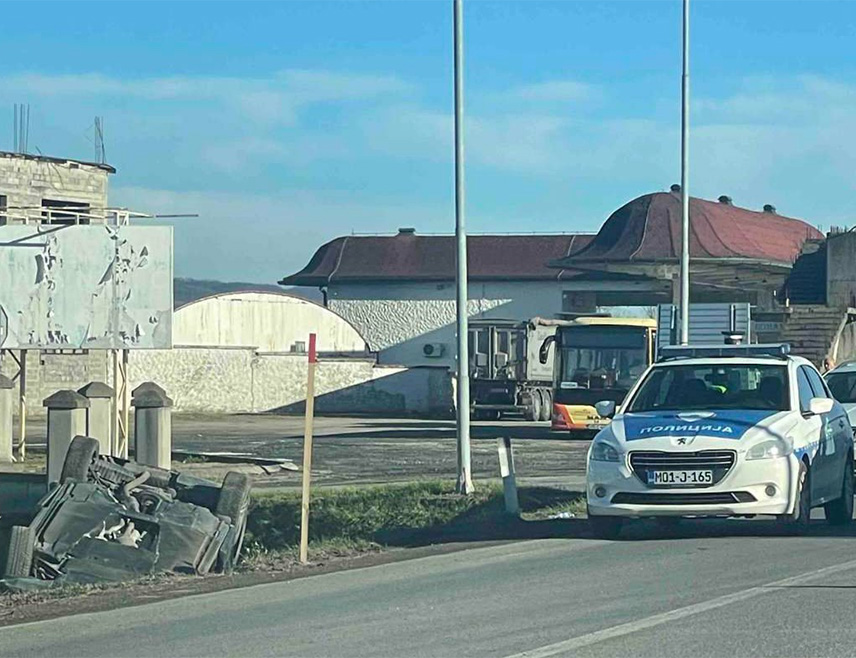 ПРИЈЕДОР, 30. НОВЕМБРА /СРНА/ - Мушкарац и жена из Лакташа данас су лакше су повријеђени у судару у мјесту Средња Ламовита на раскрсници магистралног, регионалног и локалног пута, речено је Срни у Полицијској управи Приједор.