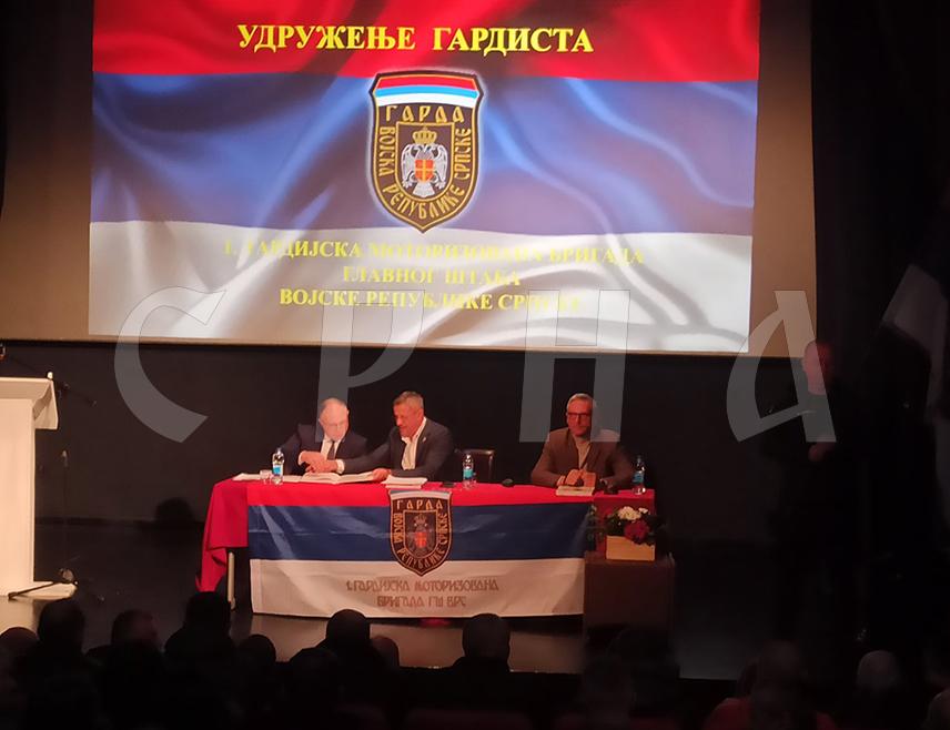 ЗВОРНИК, 30. НОВЕМБРА /СРНА/ - Заслуга гардиста, српске младости која је бранила свој народ на овом простору је огромна и на томе им је захвална Републике Српске, истакнуто је вечерас у Зворнику на представљању монографије "Гарда - душа Републике Српске", аутора Жељка Дакића.