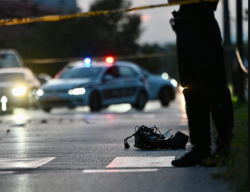 САРАЈЕВО, 30. НОВЕМБРА /СРНА/ - Саобраћај је обустављен на магистралном путу Сребреник - Шићки Брод у тузланском мјесту Бргуле због саобраћајне незгоде у којој су учествовала три возила, саопштено је из Бихамка.