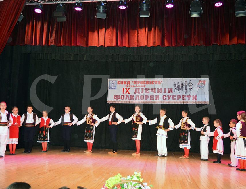 ПРЊАВОР, 30. НОВЕМБРА /СРНА/ - Прњаворска "Просвјета" вечерас је била домаћин Деветих дјечијих сусрета који су окупили 300 малишана.