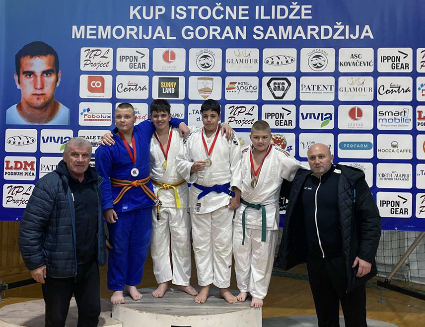 ЗВОРНИК, 1. ДЕЦЕМБРА /СРНА/ - Чланови Џудо клуба "Соко" из Зворника освојили су четири медаље на Купу Источне Илиџе - Меморијал "Горан Самарџија", одржаном у Источном Сарајеву уз учешће такмичара из региона, рекао је данас Срни директор овог клуба Драган Божовић.