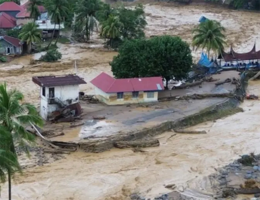 ЏАКАРТА, 1. ДЕЦЕМБРА /СРНА - РИА Новости/ - Број погинулих усљед поплава и покретања клизишта на острву Суматра у Индонезији порастао је на 604, саопштила је Државна агенција за ублажавање посљедица катастрофа.