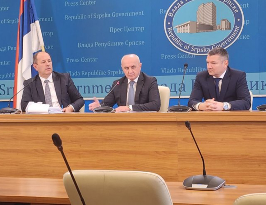 БАЊАЛУКА, 1. ДЕЦЕМБРА /СРНА/ - Министар енергетике и рударства Републике Српске Петар Ђокић изјавио је да је Влада Српске спремна да преузме измиривање обавеза уколико Рудник и термоелектрана /РиТЕ/ "Угљевик" и "Електропривреда Републике Српске" не буду у стању да их извршавају према предузећу из Словеније.