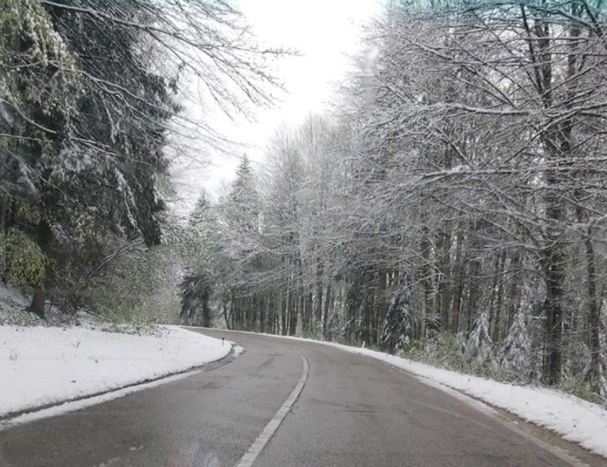 САРАЈЕВО, 1. ДЕЦЕМБРА /СРНА/ - У Републици Српској и Федерацији БиХ /ФБиХ/ сутра ће бити облачно вријеме, локално са кишом и слабим снијегом на планинама, те максималном температуром од четири до 10 степени Целзијусових.