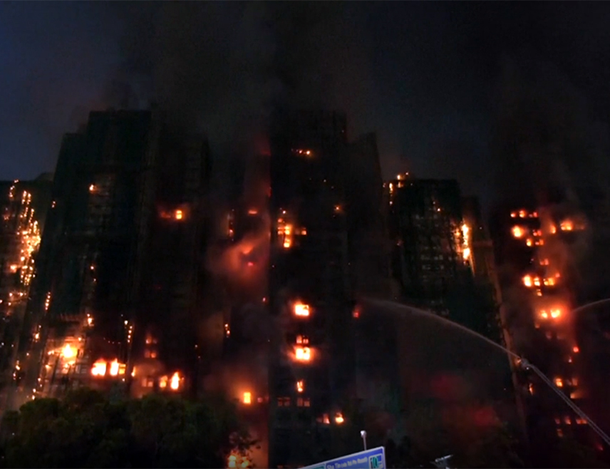 ПЕКИНГ, 1. ДЕЦЕМБРА /СРНА - РИА Новости/ - Полиција Хонг Конга ухапсила је 13 лица у оквиру истраге о пожару у стамбеном комплексу у којем је погинуло најмање 151 лице, јавила је кинеска државна новинска агенција Синхуа, позивајући се на локалне надлежне органе.