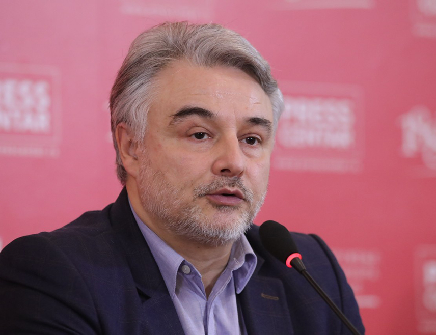 БЕОГРАД, 1. ДЕЦЕМБРА /СРНА/ - Оснивач Народне мреже Владан Глишић истакао је да срамне увреде и транспаренти на рачун Срба и Србије у сарајевској Скендерији током кошаркашке утакмице БиХ и Србије показују да за многе у Сарајеву рат није завршен.