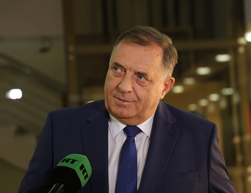 БАЊАЛУКА, 1. ДЕЦЕМБРА /СРНА/ - Лидер СНСД-а Милорад Додик честитао је предсједнику СНС-а Милошу Вучевићу побједу ове странке на локалним изборима у Мионици, Неготину и Сечњу.