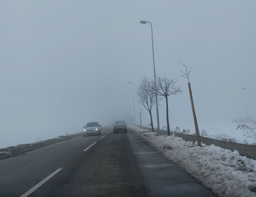 БИЈЕЉИНА, 2. ДЕЦЕМБРА /СРНА/ - На већини путева у Републици Српској и Федерацији БиХ /ФБиХ/ саобраћа се редовно, магла смањује видљивост у вишим предјелима и котлинама, а повећана је опасност од одрона на дионицама у усјецима, саопштено је из Ауто-мото савеза Републике Српске.