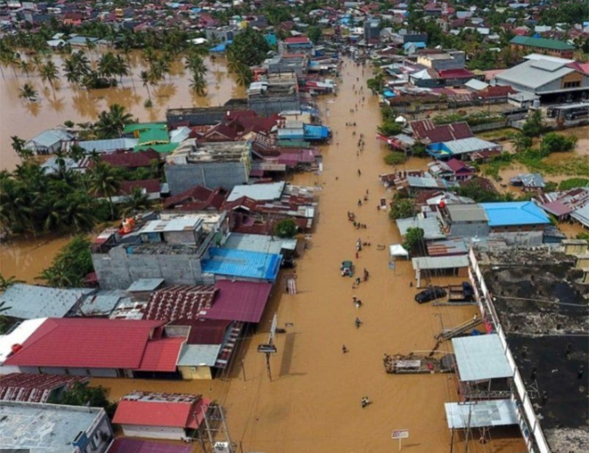 ЏАКАРТА, 2. ДЕЦЕМБРА /СРНА - РИА Новости/ - Број погинулих у поплавама и клизиштима у Индонезији порастао је на 631, саопштено је из Државне агенције за управљање катастрофама.