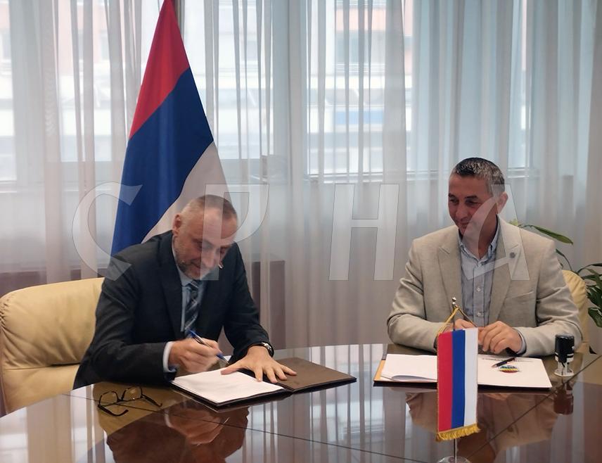 БАЊАЛУКА, 2. ДЕЦЕМБРА /СРНА/ - Министар рада и борачко-инвалидске заштите Републике Српске Данијел Егић и начелник општине Љубиње Стево Драпић потписали су данас у Бањалуци уговор о преносу права својине без накнаде над некадашњим хотелом "Љубиње" на ову локалну заједницу.