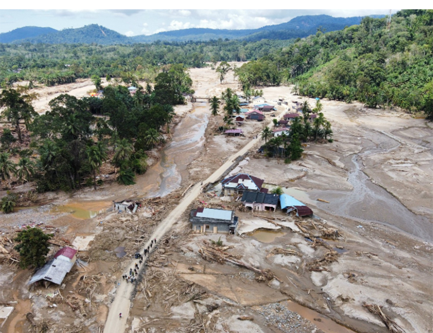 ЏАКАРТА, 2. ДЕЦЕМБРА /СРНА/ - Број погинулих усљед поплава и покретања клизишта на индонежанском острву Суматри порастао је на 708, саопштио је портпарол Државне агенције за управљање катастрофама Абдул Мухари.