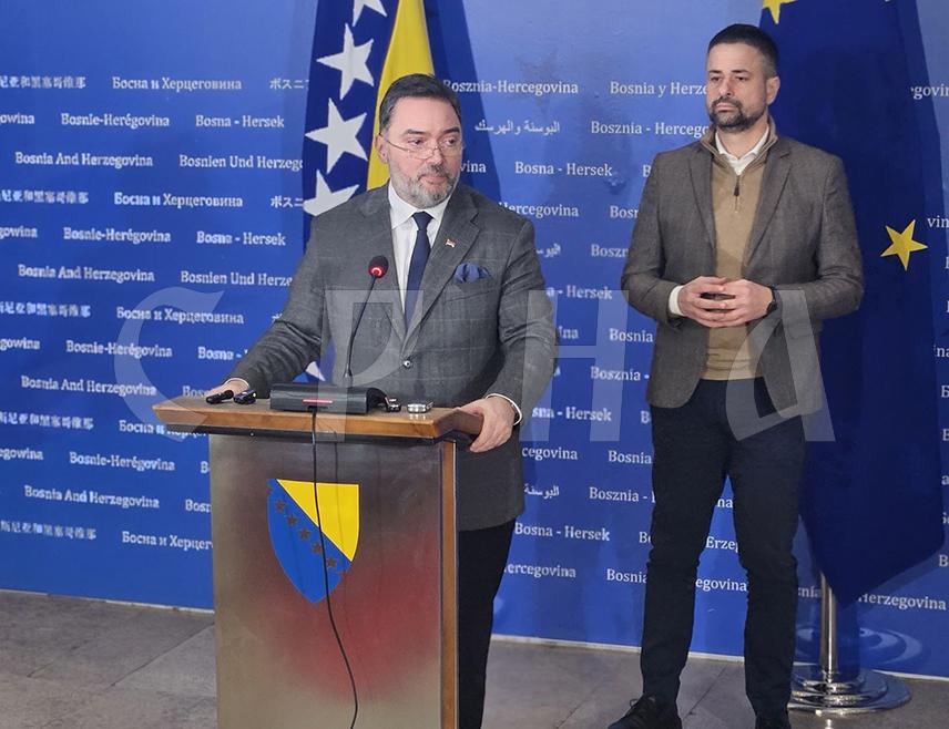 САРАЈЕВО, 2. ДЕЦЕМБРА /СРНА/ - Замјеник предсједавајуће Савјета министара Сташа Кошарац изјавио је да министри из реда СНСД-а никада неће подржати нешто што је на дневном реду, а да претходно није усаглашено у институцијама Републике Српске.