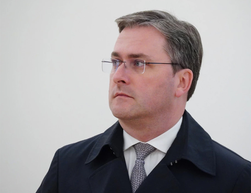 БЕОГРАД, 2. ДЕЦЕМБРА /СРНА/ - Министар културе Србије Никола Селаковић дошао је данас око 16.00 часова пред зграду Јавног тужилаштва за организовани криминал након што су, како је навео, поједини медији објавили вијест да је то тужилаштво издало налог да он буде доведен на саслушање.