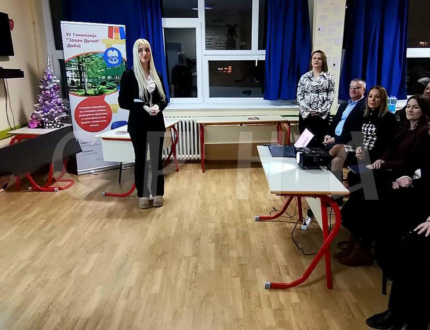 ДОБОЈ, 2. ДЕЦЕМБРА /СРНА/ - Вршилац дужности помоћника министра за средње образовање и васпитање и образовање одраслих Републике Српске Бојана Кос вечерас је отворила "Дучићев кутак" при добојској Гимназији,који је посвећен српском пјеснику, академику и дипломати Јовану Дучићу.