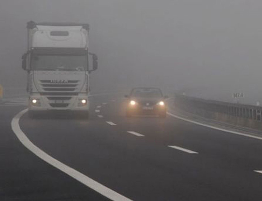 БИЈЕЉИНА, 3. ДЕЦЕМБРА /СРНА/ - На већини путева у Републици Српској и Федерацији БиХ /ФБиХ/ јутрос се саобраћа редовно, а магла мјестимично смањује видљивост дуж ријечних токова Сане, Врбаса, Босне и Спрече, те понегдје у вишим планинским предјелима, саопштено је из Ауто-мото савеза /АМС/ Републике Српске.