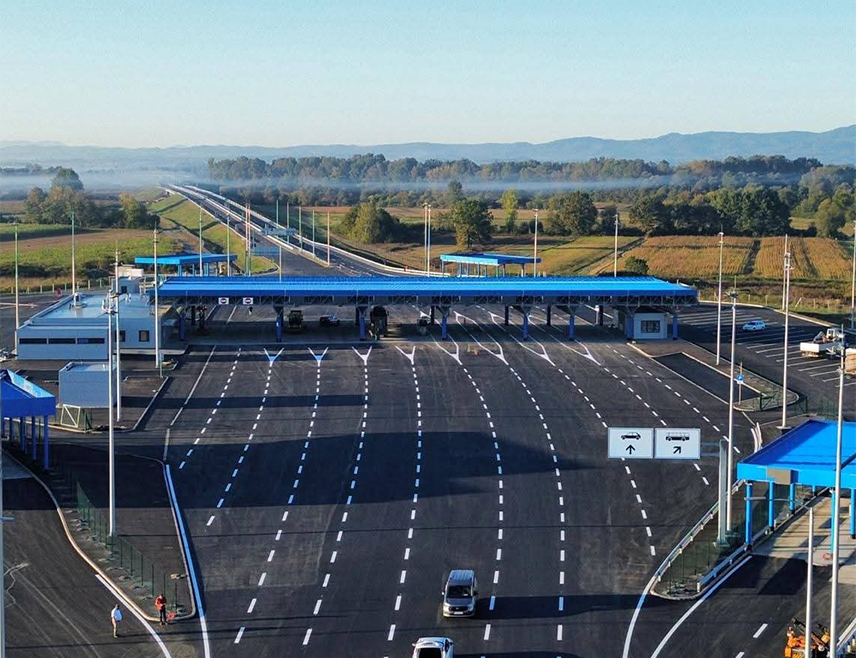 САРАЈЕВО, 3. ДЕЦЕМБРА /СРНА/ - Члан Управног одбора Управе за индиректно опорезивање /УИО/ БиХ којег именује Влада Федерације БиХ /ФБиХ/ онемогућио је прерасподјелу запослених у УИО и почетак рада новоизграђеног граничног прелаза Градишка, саопштено је из Министарства финансија и трезора у Савјету министара.