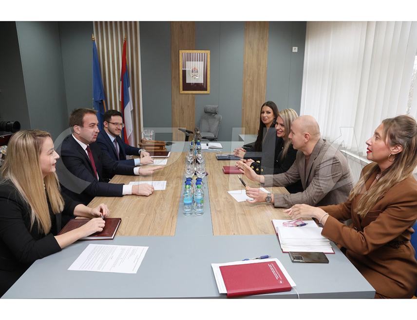 БАЊАЛУКА, 3. ДЕЦЕМБРА /СРНА/ - Квалитет и ефикасност правосуђа у Републици Српској зависи од Центра за едукацију судија и јавних тужилаца Српске, закључено је током састанка министра правде Републике Српске Горана Селака и директора Центра Слободана Зеца.