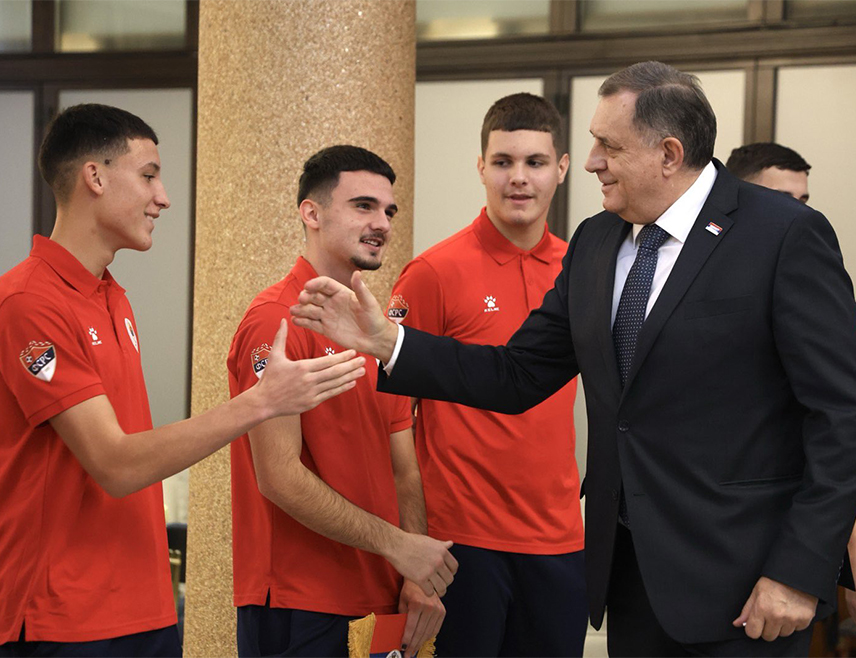 БАЊАЛУКА, 3. ДЕЦЕМБРА /СРНА/ - Предсједник СНСД-а Милорад Додик сусрео се данас са члановима репрезентацијом Републике Српске до 18 година у футсалу и честитао им на освојеном седмом мјесту на Свјетском школском првенству у Бразилу, што је један од најзначајниjих резултата у историји школског спорта Републике Српске.