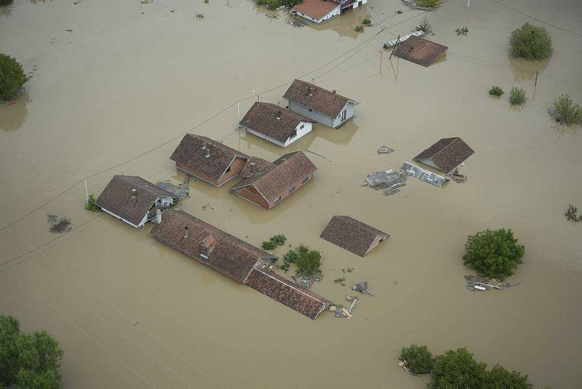 БАНГКОК, 3. ДЕЦЕМБРА /СРНА/ - Број погинулих у поплавама које су захватиле јужни дио Тајланда порастао је на 267, саопштено је из тајландског Министарства здравља.