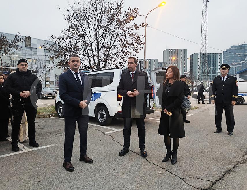 БАЊАЛУКА, 3. ДЕЦЕМБРА /СРНА/ - Судској полицији Републике Српске данас је уручено 13 нових транспортних возила, а донација Делегације ЕУ у БиХ вриједна је 1,3 милиона КМ.