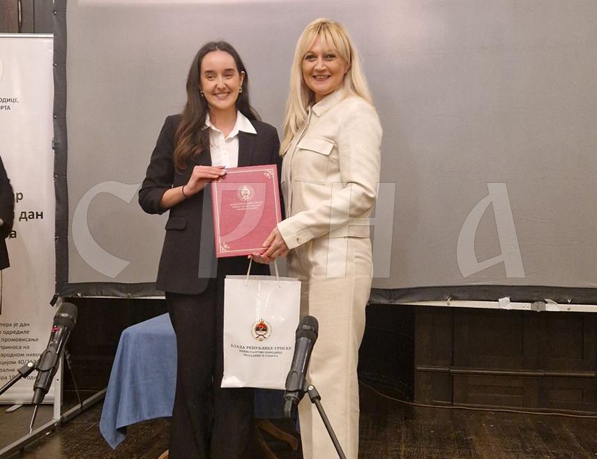 БАЊАЛУКА, 3. ДЕЦЕМБРА /СРНА/ - Министар породице омладине и спорта Републике Српске Селма Чабрић рекла је вечерас у Бањалуци да је волонтирање јако важно за друштвену заједницу и да труд, залагање и топла ријеч коју волонтери упуте људима којима је помоћ потребна њима много значи.