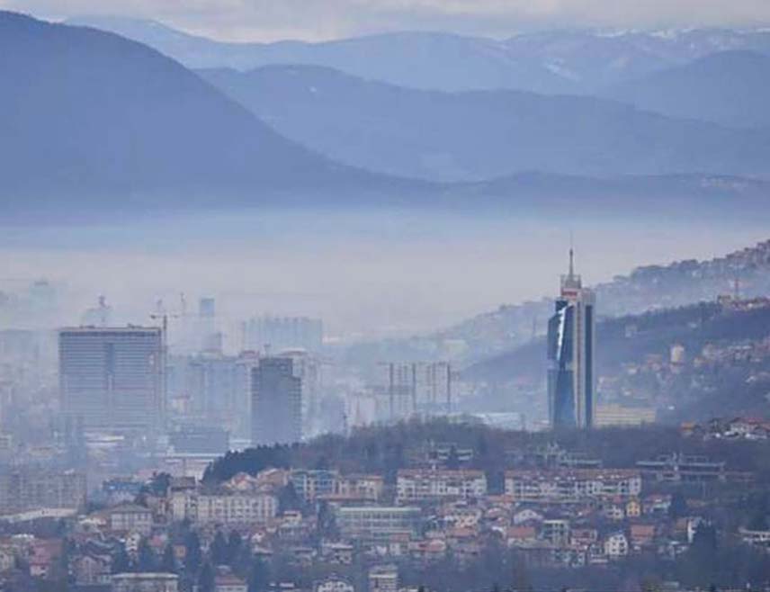 САРАЈЕВО, 3. ДЕЦЕМБРА /СРНА/ - Квалитет ваздуха у Сарајеву вечерас је у категорији врло нездравог, а због густе магле прекинута је фудбалска утакмица на стадиону Грбавица.
