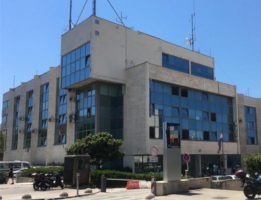 СПЛИТ, 4. ДЕЦЕМБРА /СРНА/ - У Сплиту је оштрим предметом тешко повријеђен полицајац који у том тренутку није био на дужности, а особа која се доводи у везу са нападом је приведена, саопштено је из хрватске полиције.