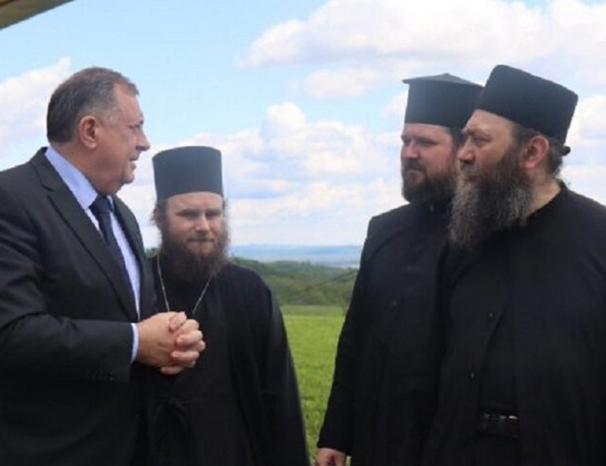 БАЊАЛУКА, 4. ДЕЦЕМБРА /СРНА/ - Предсједник СНСД-а Милорад Додик честитао је архимандриту Методију и братству Свете царске српске лавре манастира Хиландар велики празник и славу - Ваведење Пресвете Богорoдице и пожелио да ова светиња остане духовни извор коме ће се српски народ увијек враћати.