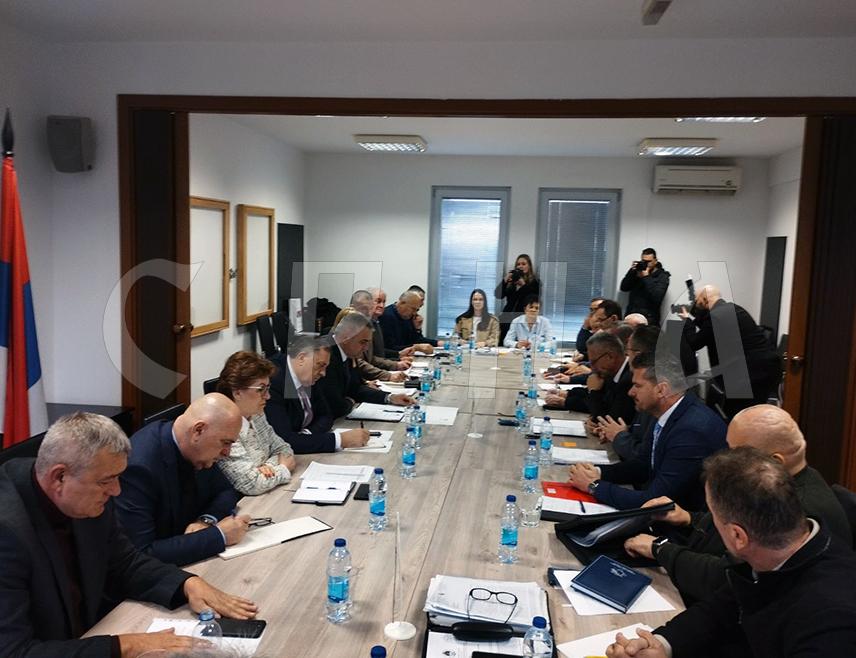 БАЊАЛУКА, 4. ДЕЦЕМБРА /СРНА/ - У Бањалуци је почела ванредна сједница Предсједништва Борачке организације Републике Српске /БОРС/, којој присуствује и предсједник Владе Републике Српске Саво Минић и лидер СНСД-а Милорад Додик.