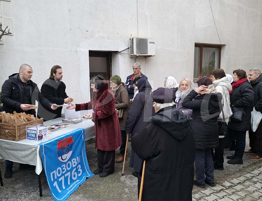 НОВИ ГРАД, 4. ДЕЦЕМБРА /СРНА/ - Хуманитарна организација "Срби за Србе" организовала је данас акцију у порти Храма Светих апостола Петра и Павла у оквиру које су прикупили 1.650 КМ којима ће помоћи социјално угрожене породице у Републици Српској.