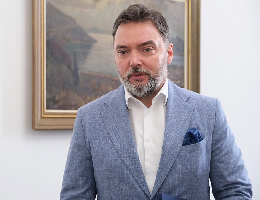 САРАЈЕВО, 4. ДЕЦЕМБРА /СРНА/ - Министар спољне трговине и економских односа у Савјету министара Сташа Кошарац боравиће сутра у Рогатици, гдје ће присуствовати представљању "Студије о утицају отпада на животну средину-пракса општина Пале, Соколац, Источни Стари Град, Рогатица и Источно Ново Горажде".