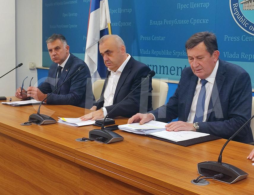 БАЊАЛУКА, 4. ДЕЦЕМБРА /СРНА/ - Министар просвјете и културе Боривоје Голубовић најавио је повећање плата за запослене у образовању и култури у Републици Српској.