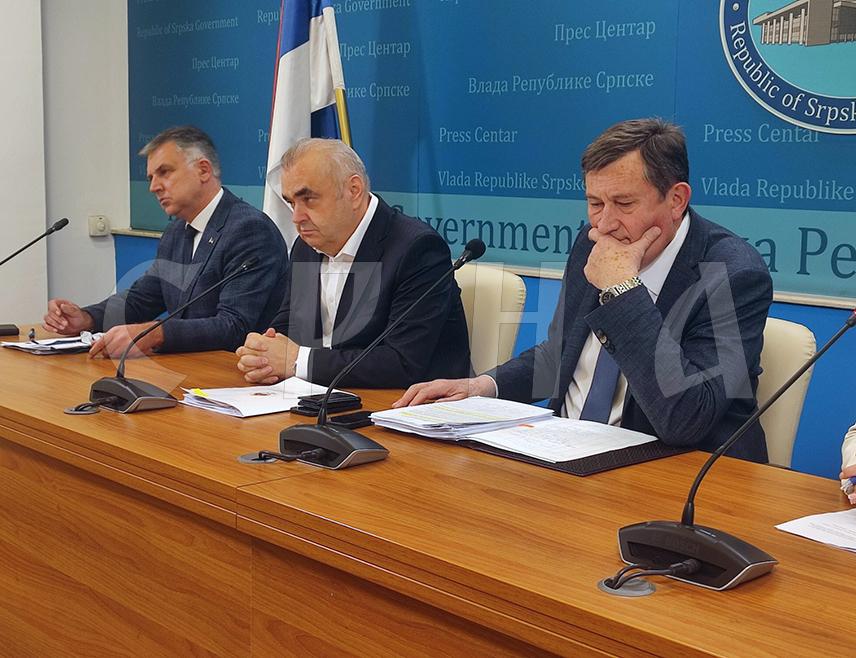 БАЊАЛУКА, 4. ДЕЦЕМБРА /СРНА/ - Министар привреде и предузетништва Републике Српске Војин Митровић изјавио је данас у Бањалуци да је Влада Републике Српске утврдила уредбе које се односе на поступак додјеле подстицаја за побољшање конкурентности и промоције малих и средњих предузећа, као и за успостављање и јачање предузетничке инфрастрктуре.