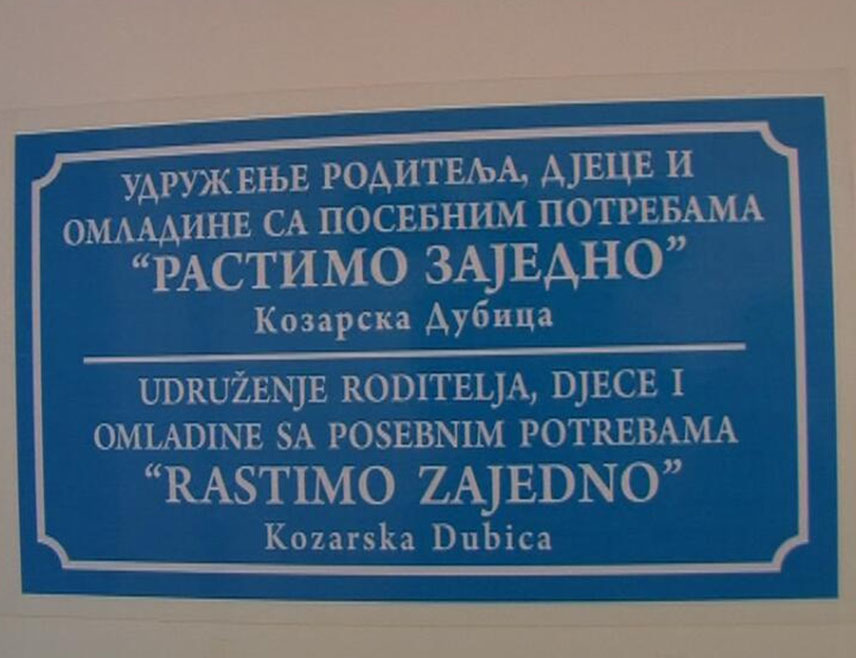 КОЗАРСКА ДУБИЦА, 4. ДЕЦЕМБРА /СРНА/ - Удружење родитеља дјеце и омладине са сметњама у развоју "Растимо заједно" из Козарске Дубице обиљежило је Међународни дан особа са инвалидитетом и ову прилику су искористили да укажу на мали и нефункционалан простор за одржавање радионица и на проблем са превозом чланова.