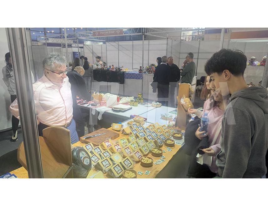 БЕОГРАД, 4. ДЕЦЕМБРА /СРНА/ - Сајам етно хране и пића у Београду окупио је више од 300 излагача, међу којима су и произвођачи из Републике Српске и БиХ.