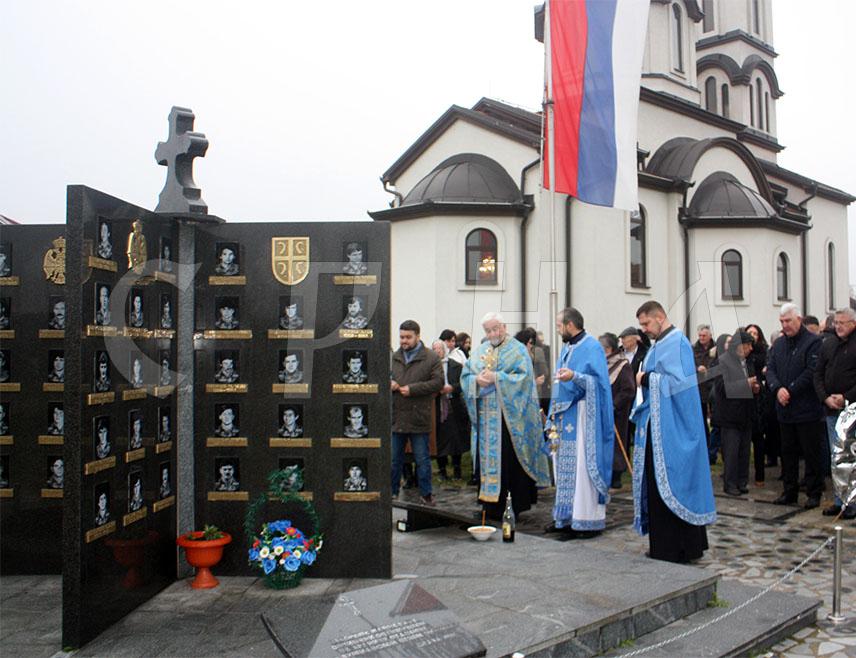 МОДРИЧА, 4. ДЕЦЕМБРА /СРНА/ - У Модричи су данас обиљежне 33 године од егзодуса 3.263 Срба из мјеста Гостовић, Љесковица и Бистрица са подручја општина Завидовићи и Жепче, од којих је већина нови дом пронашла у модричкој и општини Вукосавље.