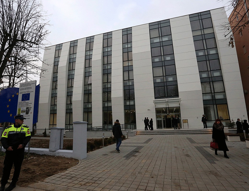 БАЊАЛУКА, 4. ДЕЦЕМБРА /СРНА/ - Желимиру Петковићу из Бањалуке, осумњиченом за силовање двадесетједногодишњакиње, одређен је једномјесечни притвор, речено је Срни у Основном суду у овом граду.