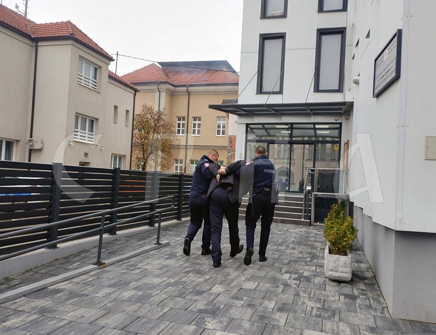 БИЈЕЉИНА, 4. ДЕЦЕМБРА /СРНА/ - Окружно јавно тужилаштво у Бијељини саопштило је да је предложило Основном суду у овом граду одређивање притвора лицу из Бњалуке чији су иницијали М.С, осумњиченом за сексуално злостављање дјетета.