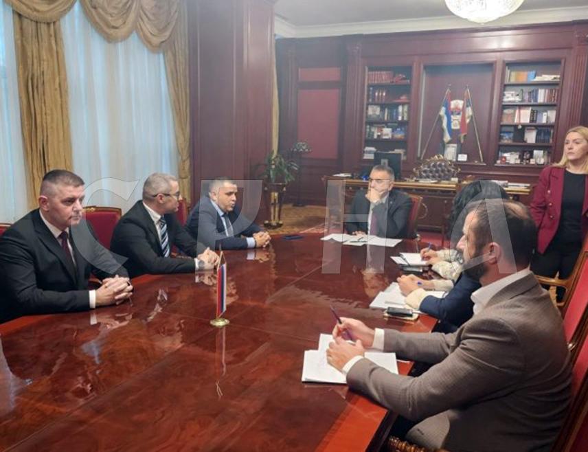 БАЊАЛУКА, 4. ДЕЦЕМБРА /СРНА/ - У Бањалуци су у току консултације предсједника Владе Републике Српске Саве Минића и Савеза општина и градова Српске у вези са израдом републичког буџета за наредну годину.