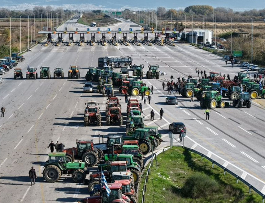 АТИНА, 4. ДЕЦЕМБРА /СРНА/ - Блокаде путева које су поставили грчки пољопривредници прошириле су се широм земље, а хиљаде трактора ометају саобраћај, јавила је грчка Скаи ТВ.