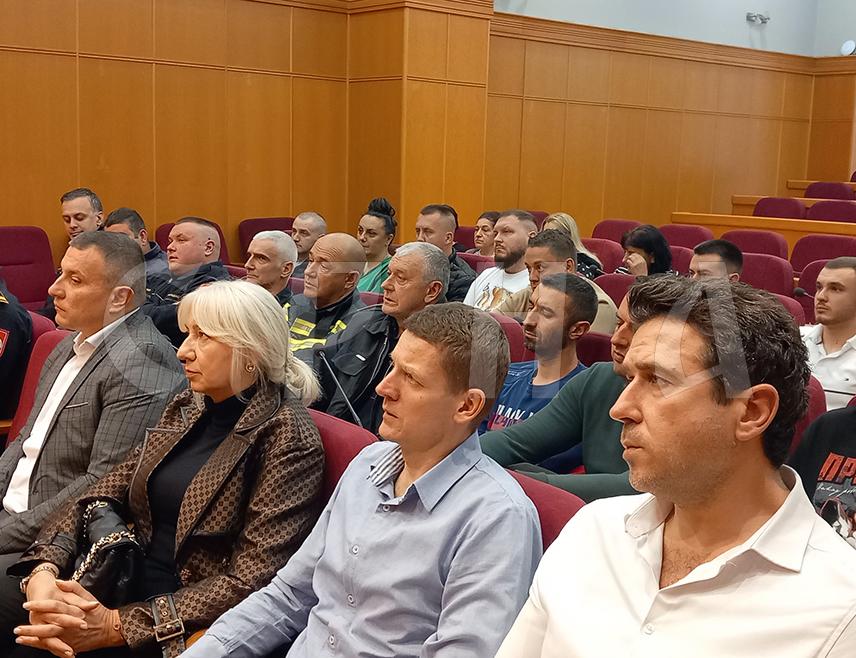 ТРЕБИЊЕ, 4. ДЕЦЕМБРА /СРНА/ - Градоначелник Tребиња Мирко Ћурић уприличио је данас пријем за ватрогасце који су гасили пожар у требињској Болници, наводећи да су ови врхунски професионалци ризиковали животе да би спасили пацијенте.