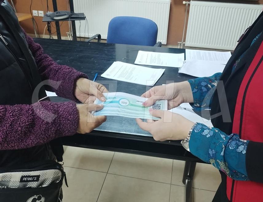 ДОБОЈ, 4. ДЕЦЕМБРА /СРНА/ - Представници Градске организације Црвеног крста Добој уручили су данас 17 новчаних ваучера за дјецу без једног или оба родитеља.