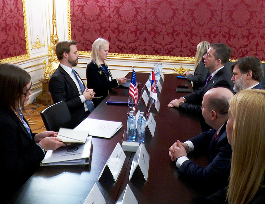 БЕОГРАД, 4. ДЕЦЕМБРА /СРНА/ - Министар спољних послова Марко Ђурић информисао је на састанку у Бечу вршиоца дужности помоћника америчког државног секретара Брендана Хенрахана о ситуацији на Косову и Метохији, изразивши дубоку забринутост у погледу безбједности Срба и покушаја ограничавања основних политичких права као што је учешће у изборном процесу.