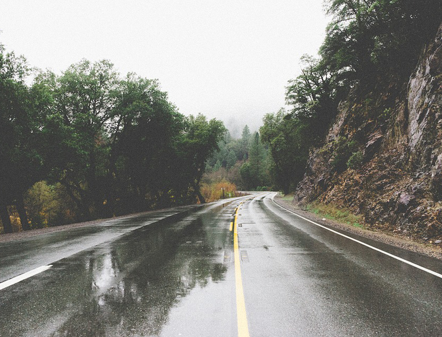 БИЈЕЉИНА, 5. ДЕЦЕМБРА /СРНА/ - Претежно мокри и клизави коловози, смањена видљивост због магле у котлинама, те учестали одрони на дионицама у усјецима, карактеришу стање на већини путева у Републици Српској и Федерацији БиХ /ФБиХ/, саопштено је из Ауто-мото савеза /АМС/ Републике Српске.