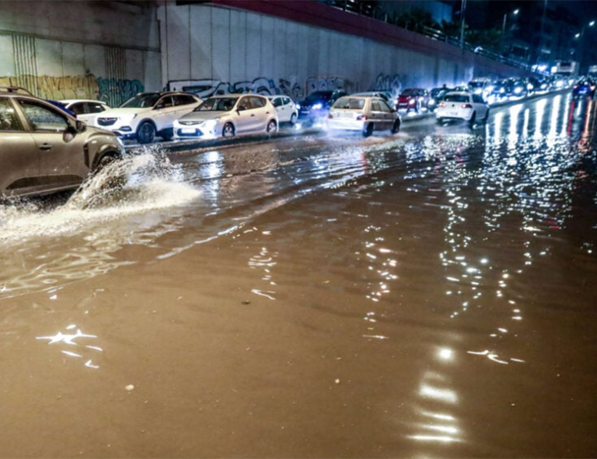 АТИНА, 5. ДЕЦЕМБРА /СРНА/ - Олуја "Бајрон" донијела је јаку кишу и грмљавину у већем дијелу Грчке и изазвала поплаве, проблеме у саобраћају и затварање школа, преноси портал "Екатимерини".