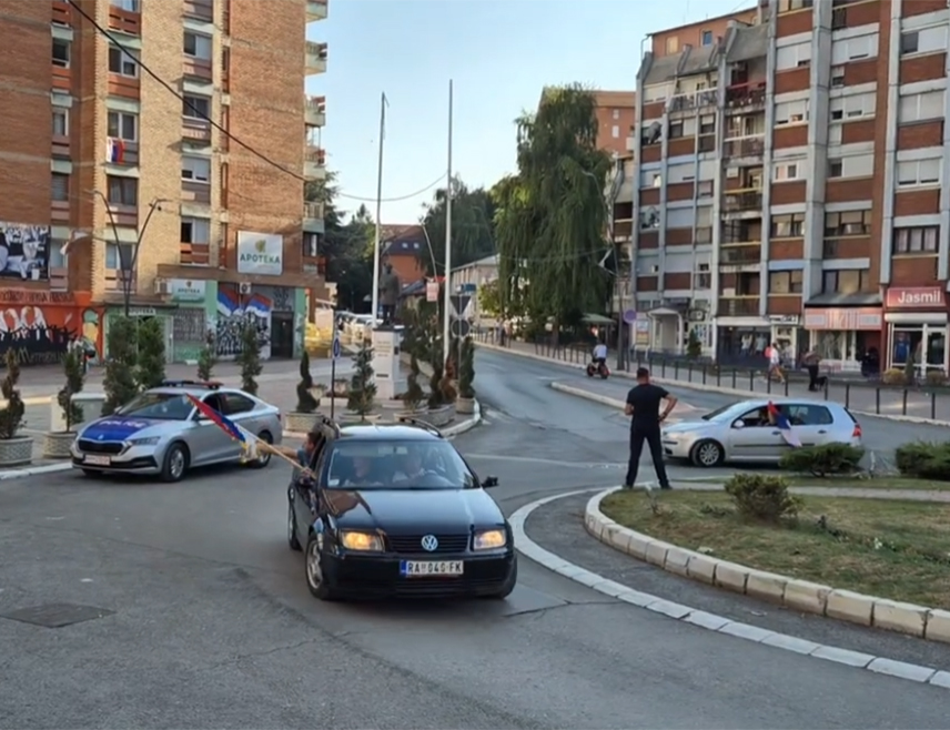 БЕОГРАД, 5. ДЕЦЕМБРА /СРНА/ - Грађани Сјеверне Митровице су изласком на улице и српским заставама прославили повратак српске власти у овај град.