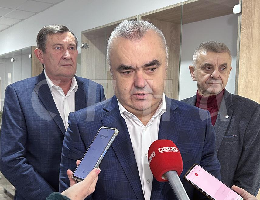 БИЈЕЉИНА, 5. ДЕЦЕМБРА /СРНА/ - Министар саобраћаја и веза Републике Српске Зоран Стевановић изјавио је данас у Бијељини да је фирма ПАСС суочена са проблемом приступног пута магистрали, због чега је потребна нова раскрсница која ће омогућити несметано одвијање саобраћаја у периодима када се радници смјењују, а на чему надлежни и раде.