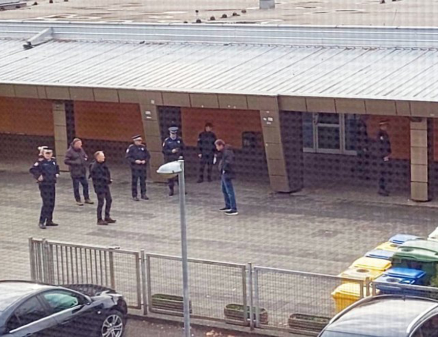 БАЊАЛУКА, 5. ДЕЦЕМБРА /СРНА/ - Због дојаве о постављеној бомби, припадници Полицијске управе Бањалука евакуисали су уџенике и запослене из зграде Основне школе "Бранко Радичевић" у бањалучком насељу Старчевица, речено је Срни у Полицијској управи.