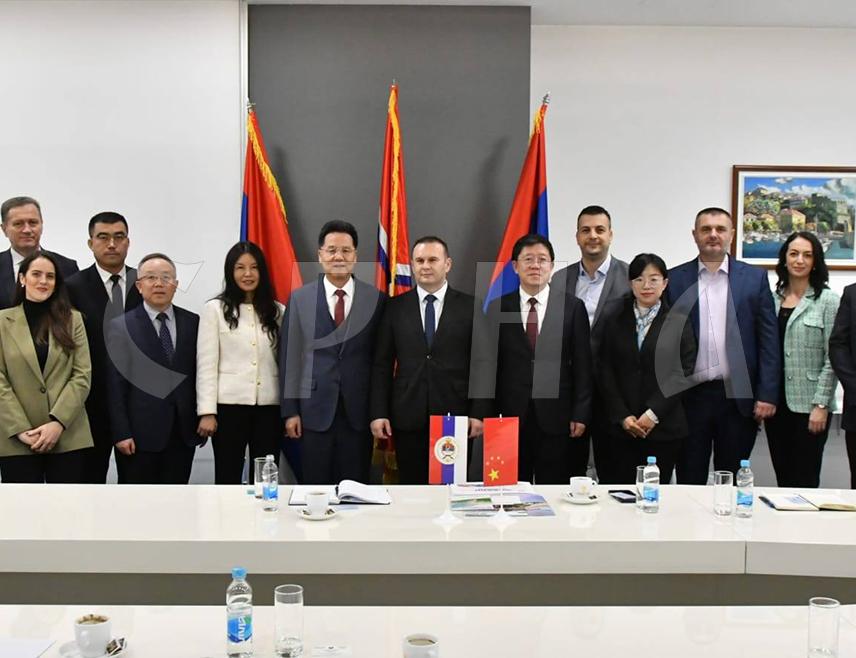 ИСТОЧНО САРАЈЕВО, 5. ДЕЦЕМБРА /СРНА/ - Источно Сарајево и кинески Ланџоу ускоро ће званично постати градови побратими, најавио је градоначелник Љубиша Ћосић након састанка са високом делегацијом кинеске провинције Гансу, саопштено је из Градске управе.